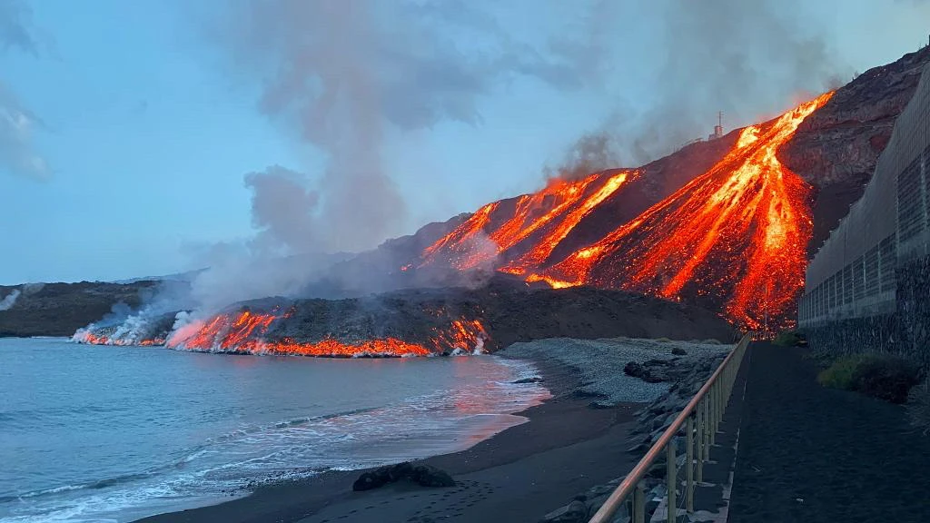 La lava llega de nuevo al mar en La Palma bajando esta vez por la antigua plataforma de San Juan