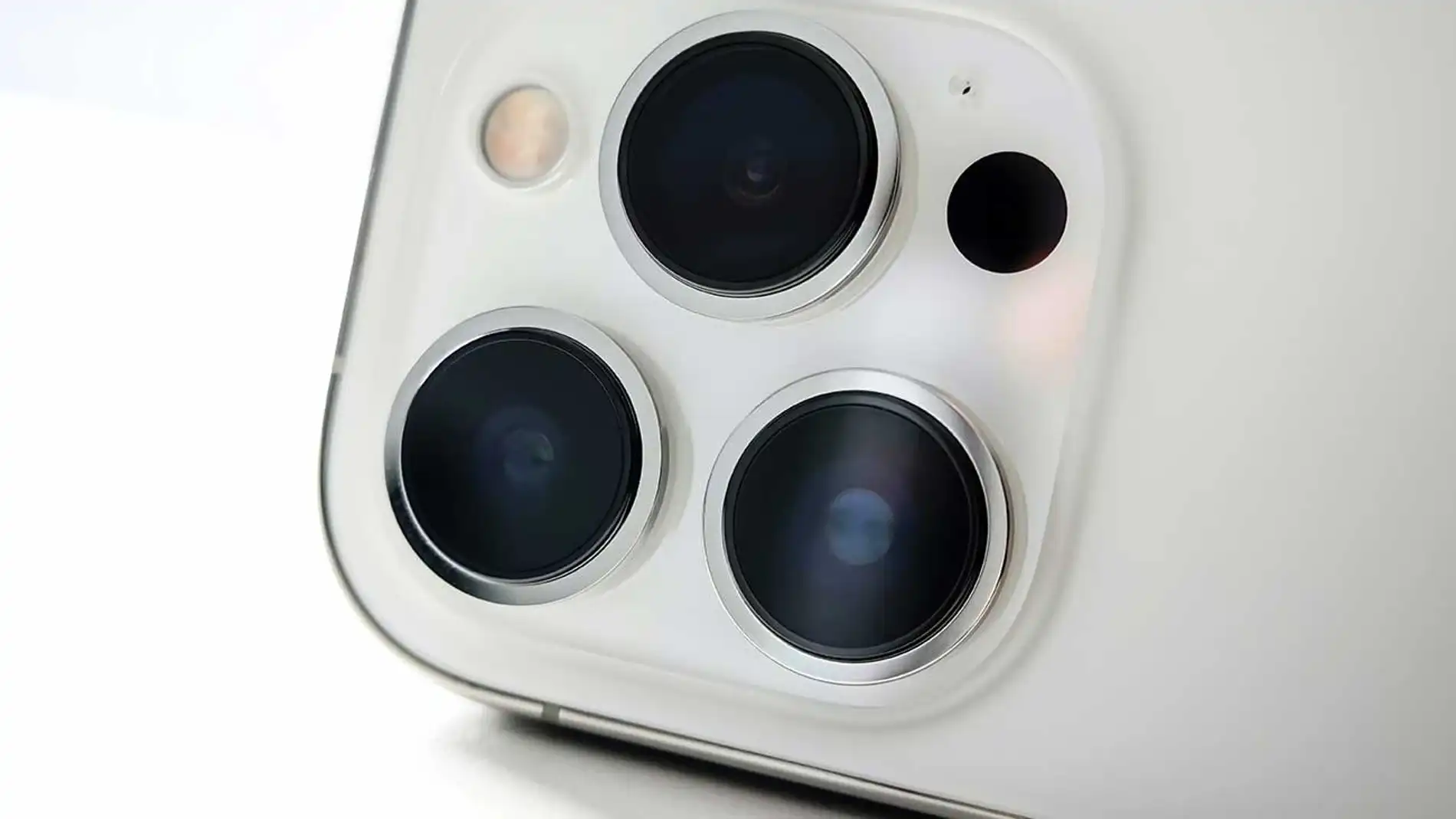 La cámara del iPhone 13 Pro Max ya tiene botón para el modo macro