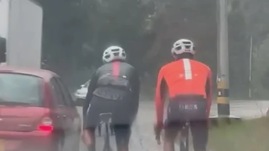 Egan Bernal denuncia una peligrosísima acción de un coche Egan Bernal denuncia una peligrosísima acción de un coche