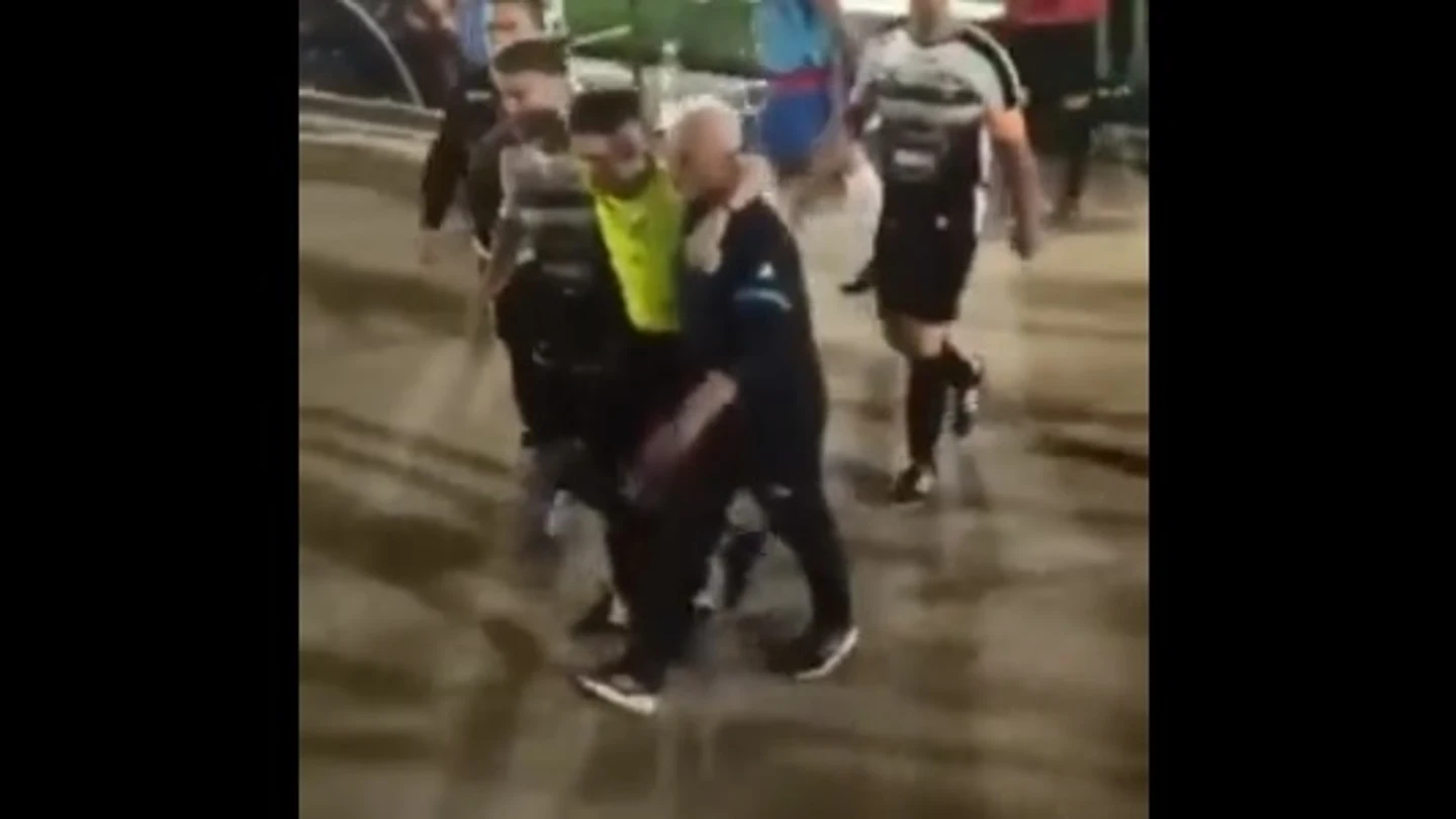 Un árbitro agredido en Sevilla Un árbitro agredido en Sevilla
