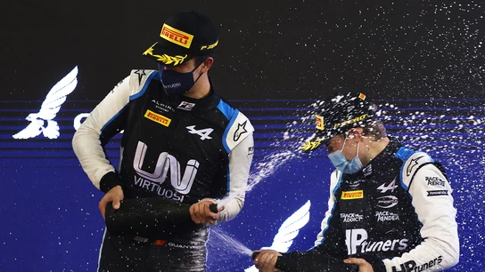 Guanyu Zhou y Oscar Piastri Guanyu Zhou y Oscar Piastri