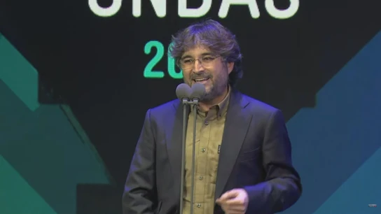 Jordi Évole canta 'Grita' en honor a Pau Donés tras recibir el premio Ondas a mejor documental por 'Eso que tú me das' Jordi Évole canta 'Grita' en honor a Pau Donés tras recibir el premio Ondas a mejor documental por 'Eso que tú me das'