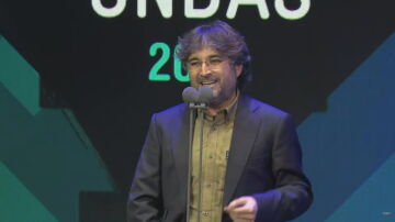 Jordi Évole canta 'Grita' en honor a Pau Donés tras recibir el premio Ondas a mejor documental por 'Eso que tú me das'
