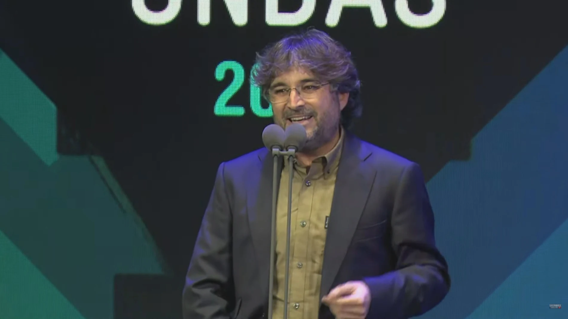 Jordi Évole canta &#39;Grita&#39; en honor a Pau Donés tras recibir el premio Ondas a mejor documental por &#39;Eso que tú me das&#39;