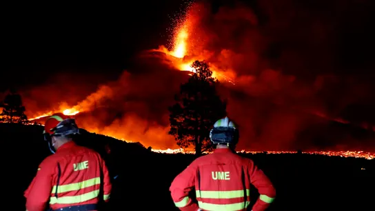 Efectivos de la UME delante del volcán en La Palma Efectivos de la UME delante del volcán en La Palma