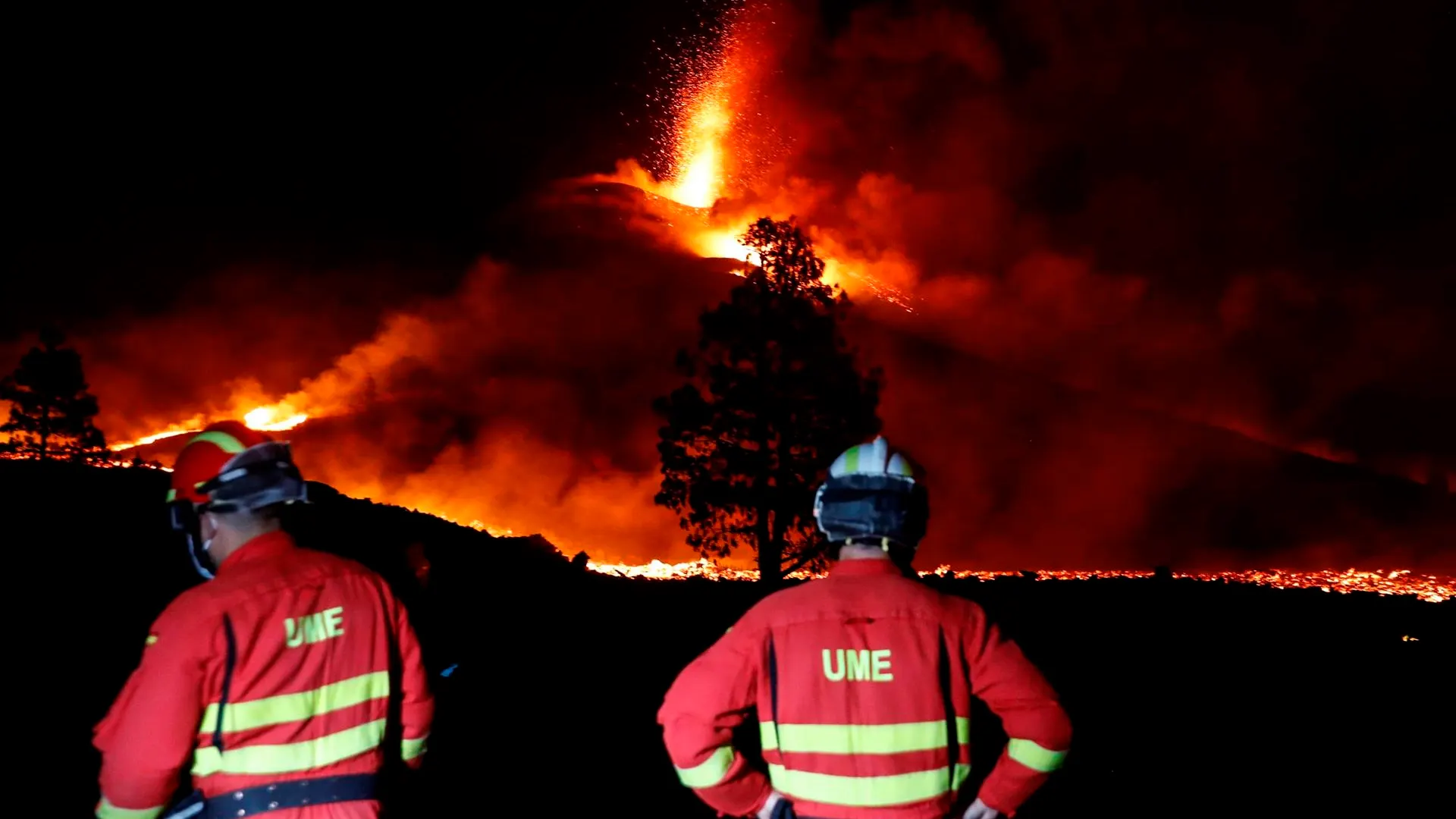 Efectivos de la UME delante del volcán en La Palma