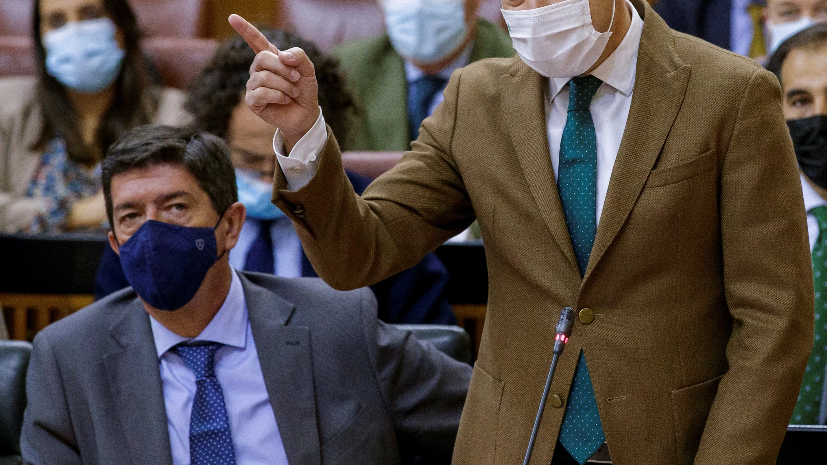 El presidente de la Junta de Andalucía, Juanma Moreno, junto al vicepresidente, Juan Marín, en una intervención en el Parlamento.