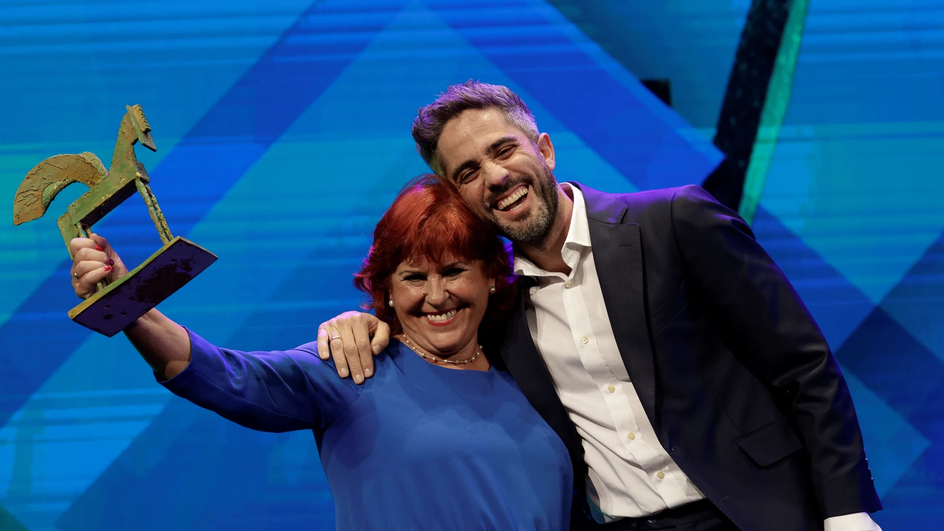 Roberto Leal junto a su madre en los Premios Ondas 2021