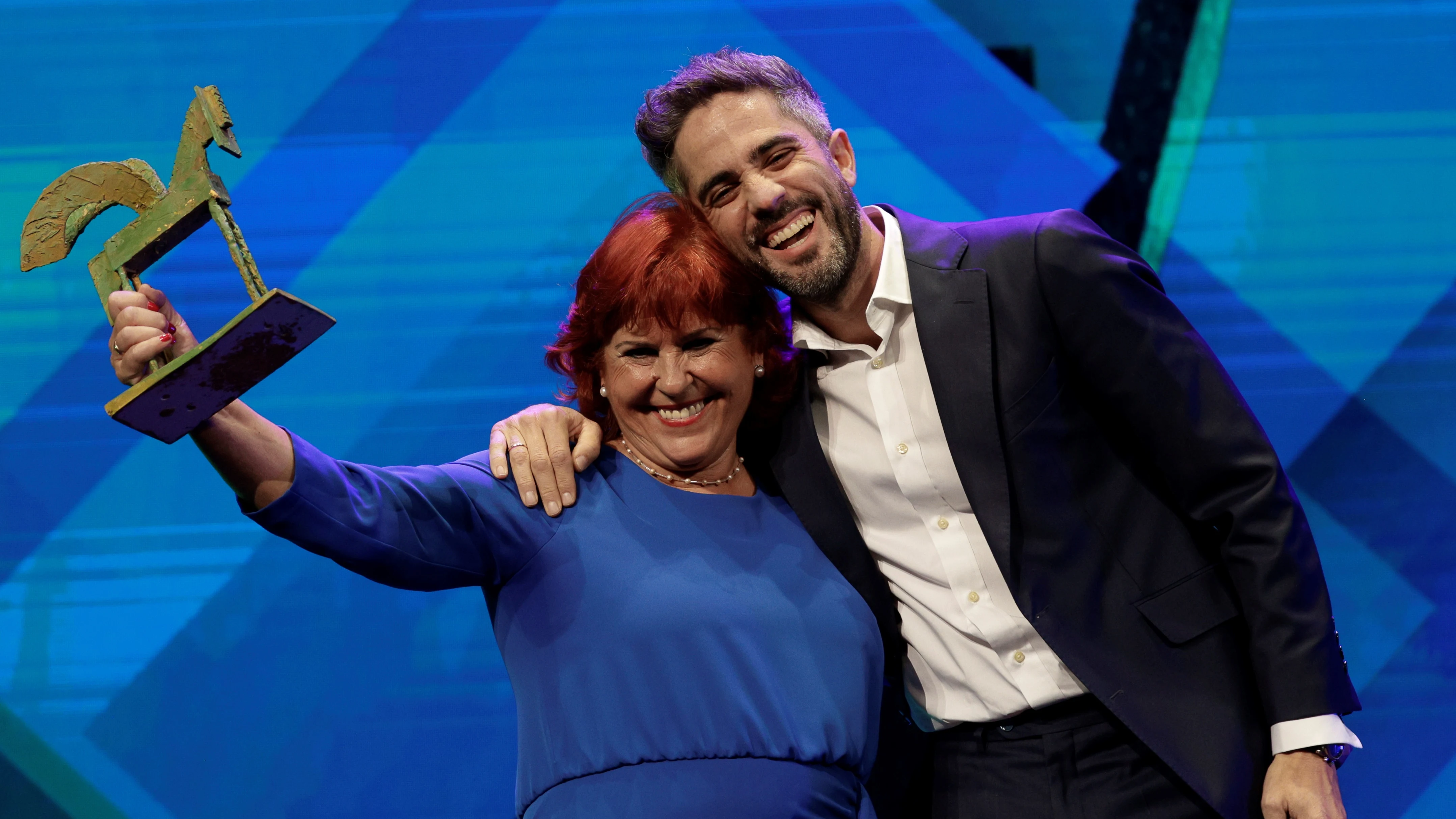 Roberto Leal junto a su madre en los Premios Ondas 2021