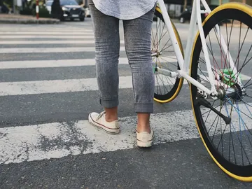 Cómo deben cruzar un paso de cebra los patinetes Cómo deben cruzar un paso de cebra los patinetes
