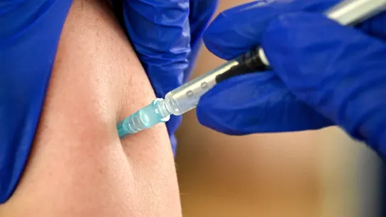 Un persona vacunándose contra el coronavirus Un persona vacunándose contra el coronavirus