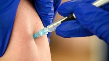 Un persona vacunándose contra el coronavirus