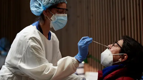 Una sanitaria realiza un test serológico en Barcelona Una sanitaria realiza un test serológico en Barcelona