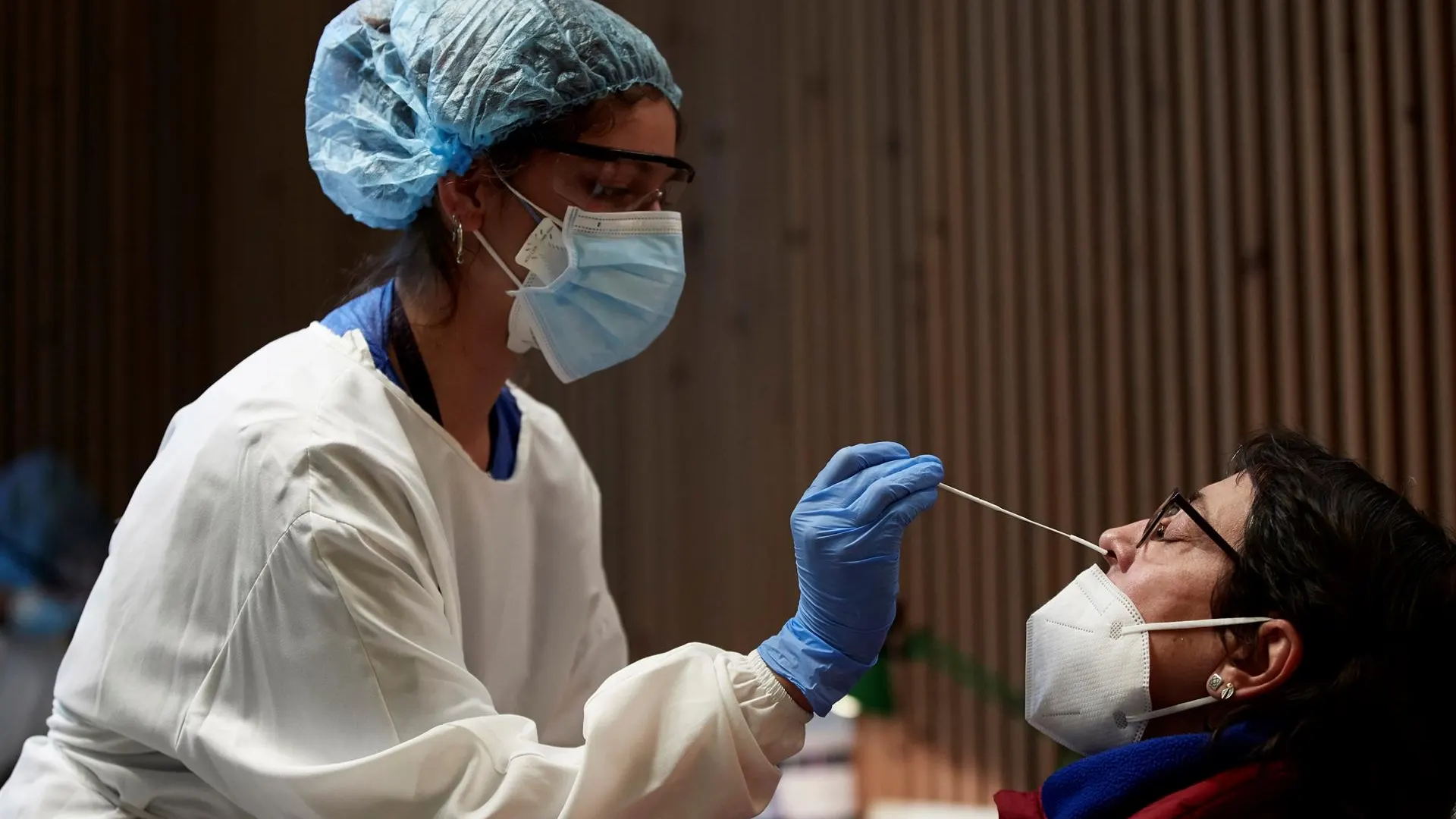 Una sanitaria realiza un test serológico en Barcelona