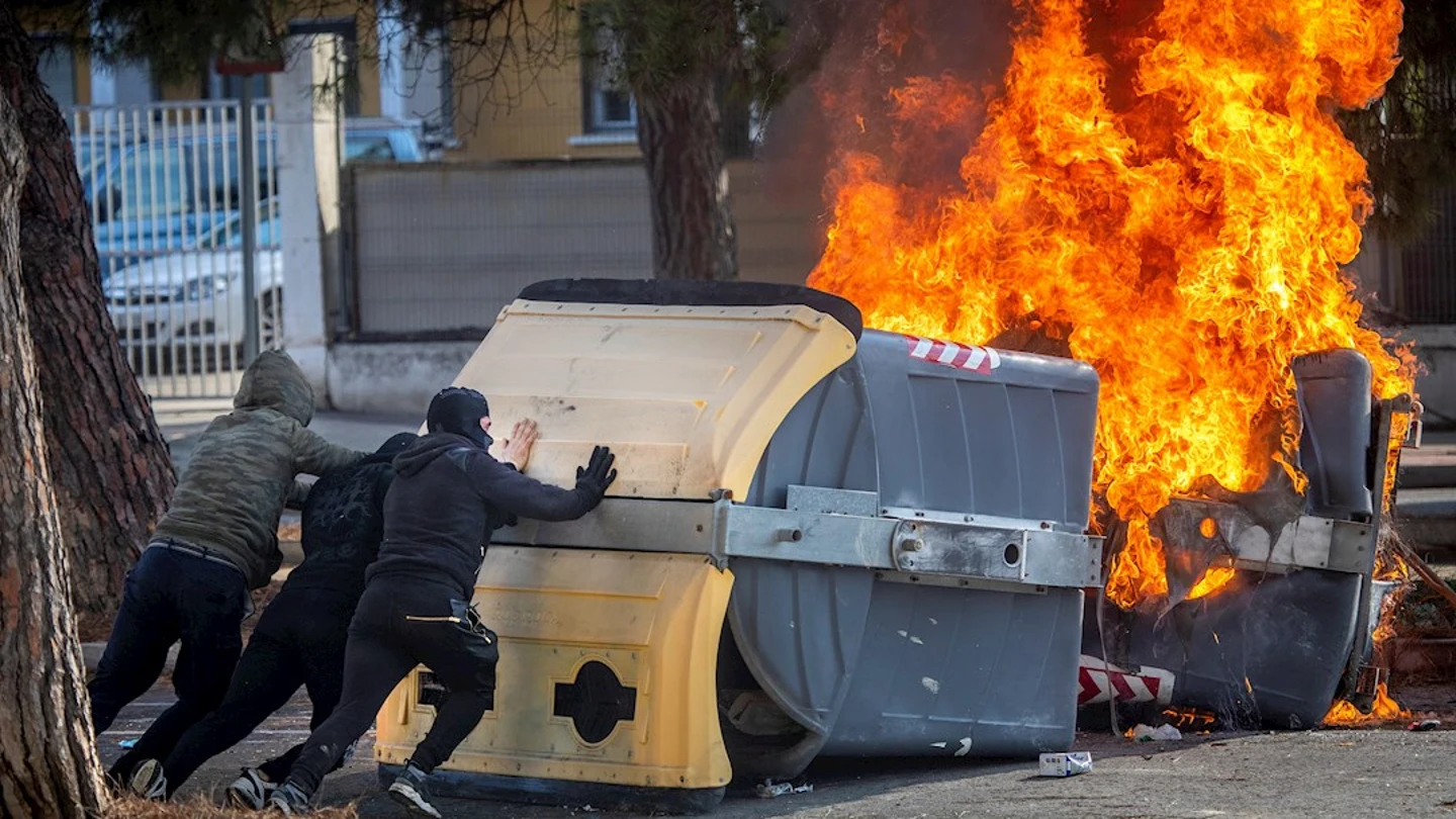 Trabajadores del sector del metal durante la séptima jornada de huelga en la barriada Río San Pedro en Puerto Real (Cádiz). Trabajadores del sector del metal durante la séptima jornada de huelga en la barriada Río San Pedro en Puerto Real (Cádiz).