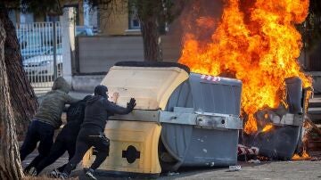 Trabajadores del sector del metal durante la séptima jornada de huelga en la barriada Río San Pedro en Puerto Real (Cádiz).