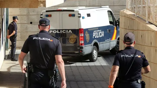 Agentes de la Policía Nacional. Agentes de la Policía Nacional.