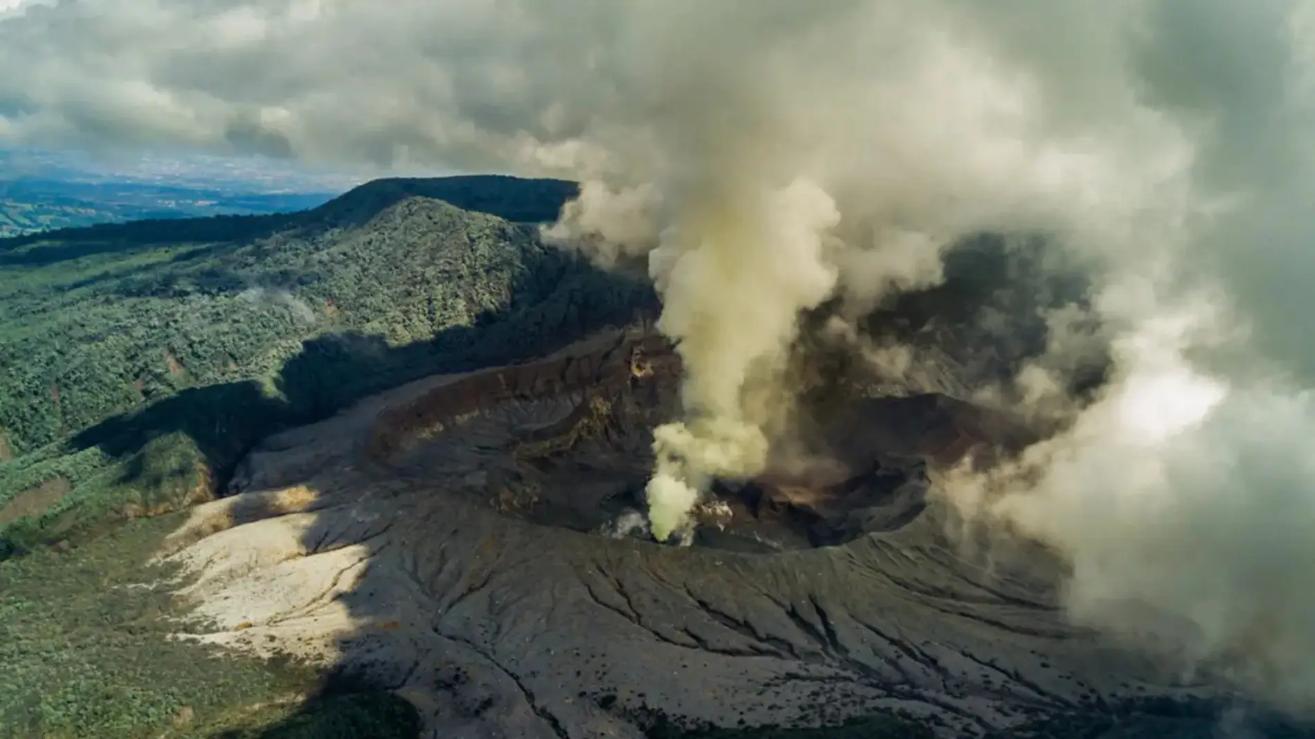 Vista de un volcán en erupción