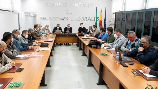 Sindicatos y patronal se reúnen para poner fin a la huelga del metal en Cádiz. Sindicatos y patronal se reúnen para poner fin a la huelga del metal en Cádiz.
