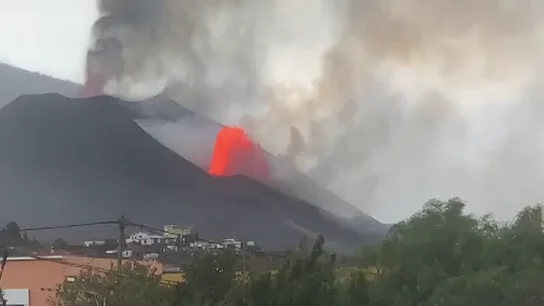 Graban una impresionante fuente de lava en el volcán de La Palma Graban una impresionante fuente de lava en el volcán de La Palma