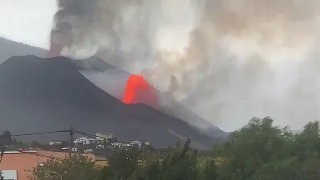 Graban una impresionante fuente de lava en el volcán de La Palma