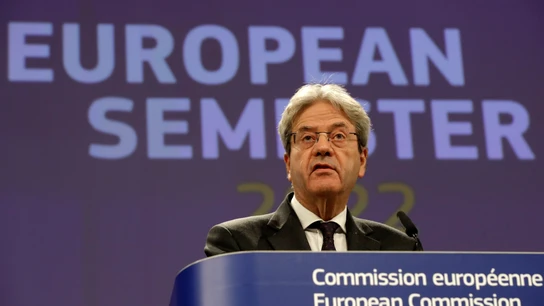 Bruselas da luz verde al Presupuesto español aunque advierte del alto nivel de deuda Bruselas da luz verde al Presupuesto español aunque advierte del alto nivel de deuda