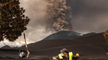 Un técnico del IGME analiza las cenizas que expulsa el volcán de La Palma