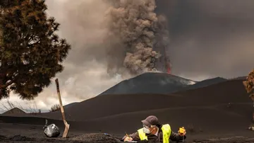 Un técnico del IGME analiza las cenizas que expulsa el volcán de La Palma