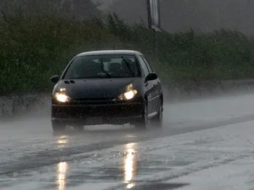 El consejo más interesante de la DGT sobre las luces en días de lluvia y nieve intensa El consejo más interesante de la DGT sobre las luces en días de lluvia y nieve intensa
