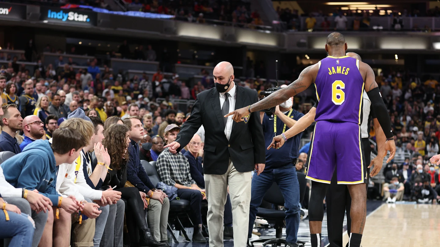 LeBron James pide que expulsen a dos aficionados LeBron James pide que expulsen a dos aficionados