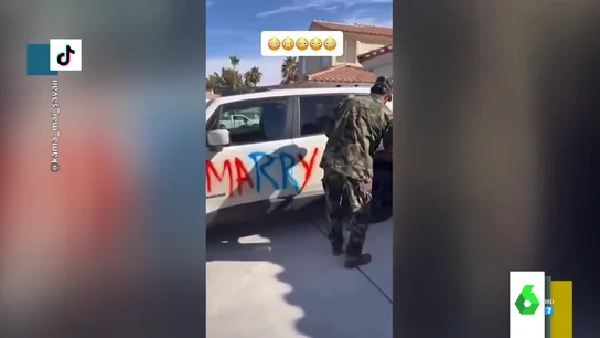 Militar pinta el coche de su novia para pedirle matrimonio Militar pinta el coche de su novia para pedirle matrimonio