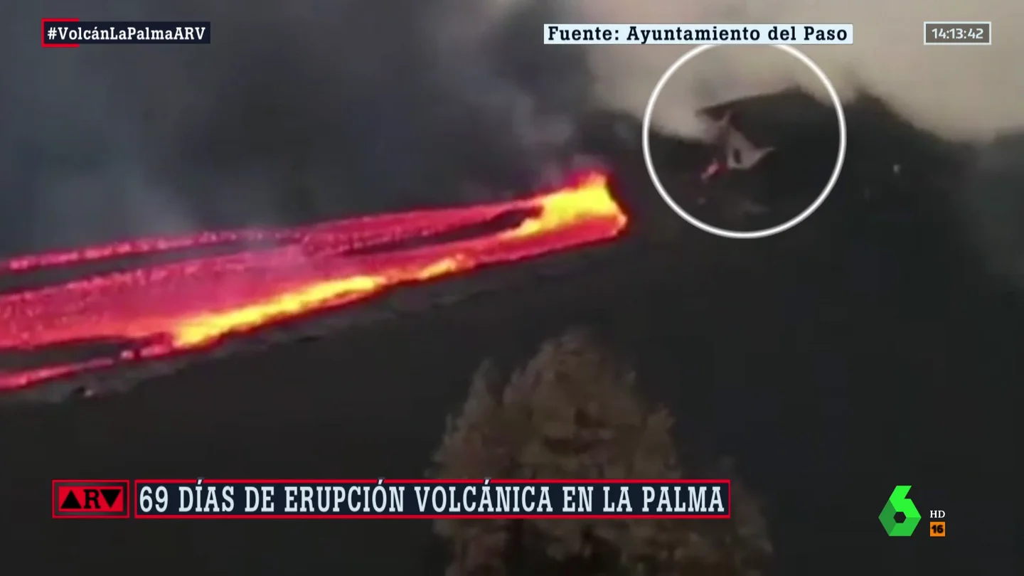 El volcán de La Palma y sus caprichos: el nuevo centro de emisión nace justo bajo una casa El volcán de La Palma y sus caprichos: el nuevo centro de emisión nace justo bajo una casa