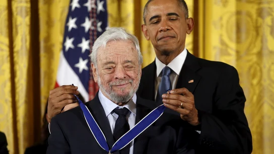 Barack Obama entrega la Presidential Medal of Freedom al compositor Stephen Sondheim Barack Obama entrega la Presidential Medal of Freedom al compositor Stephen Sondheim
