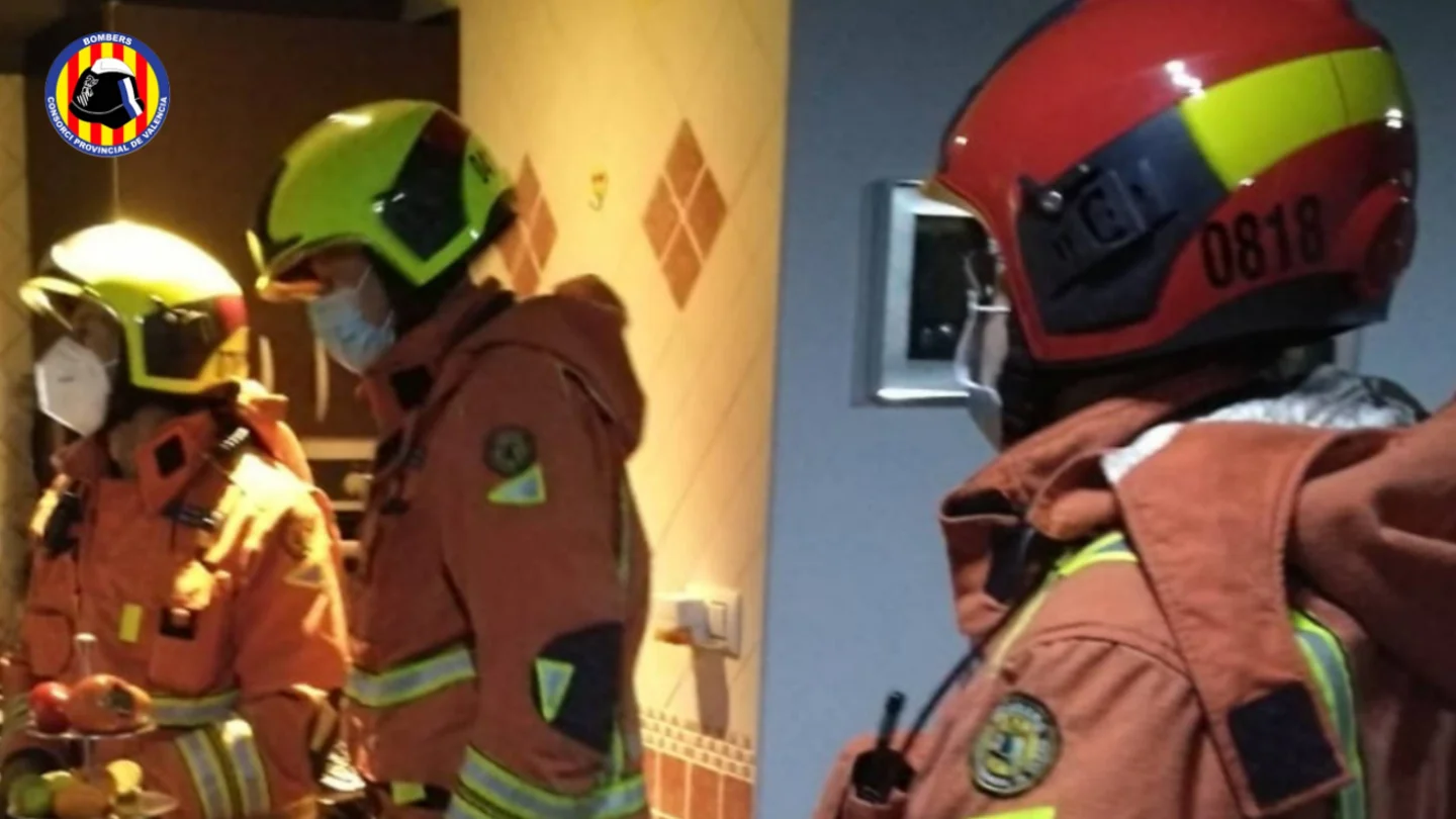 Bombers Valencia interviene en la vivienda en la que tres personas murieron por una intoxicación Bombers Valencia interviene en la vivienda en la que tres personas murieron por una intoxicación