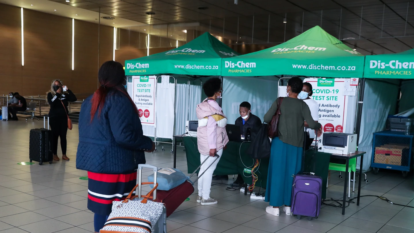 Varios pasajeros esperan para someterse a una PCR en el aeropuerto de Johannesburgo Varios pasajeros esperan para someterse a una PCR en el aeropuerto de Johannesburgo