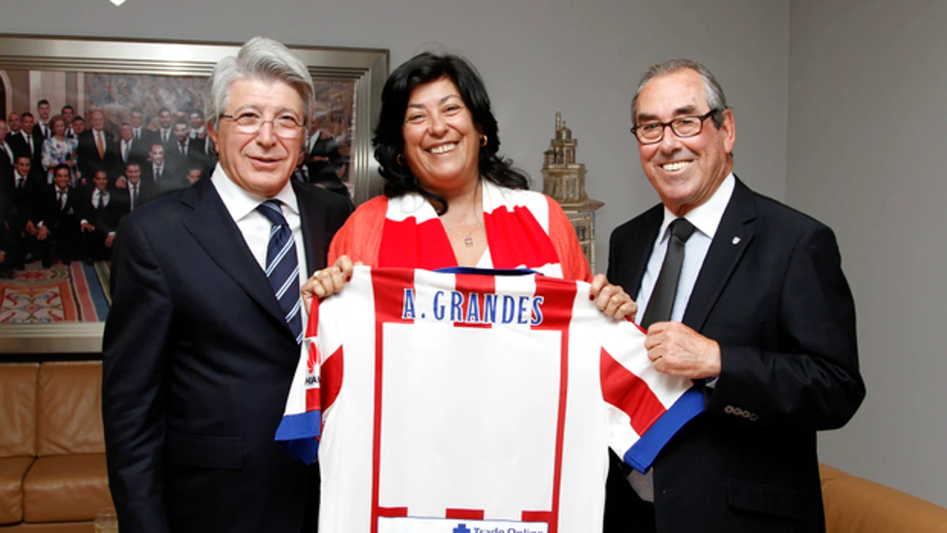 Almudena Grandes, con la camiseta del Atlético