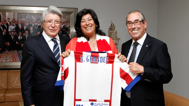 Almudena Grandes, con la camiseta del Atlético