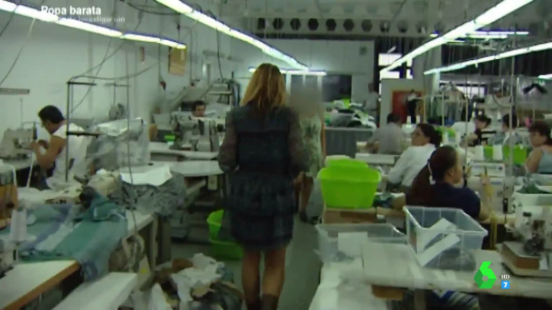Un taller textil con trabajadores chinos cosen 12 horas día en Madrid, detrás