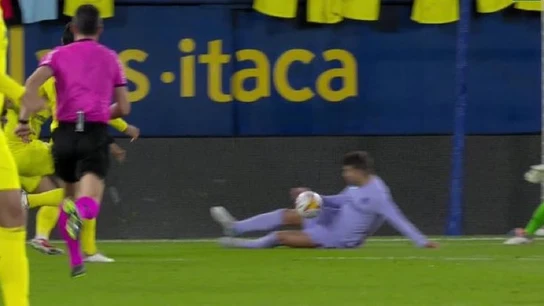 Mano de Gerard Piqué en el área Mano de Gerard Piqué en el área