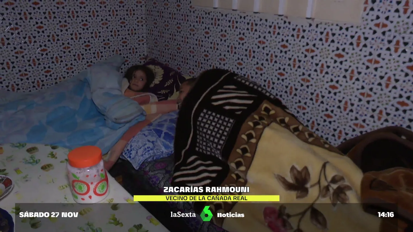 "Dormimos juntos por el frío y estudiamos con tres mantas": la dura situación de los niños que viven sin luz en la Cañada Real "Dormimos juntos por el frío y estudiamos con tres mantas": la dura situación de los niños que viven sin luz en la Cañada Real