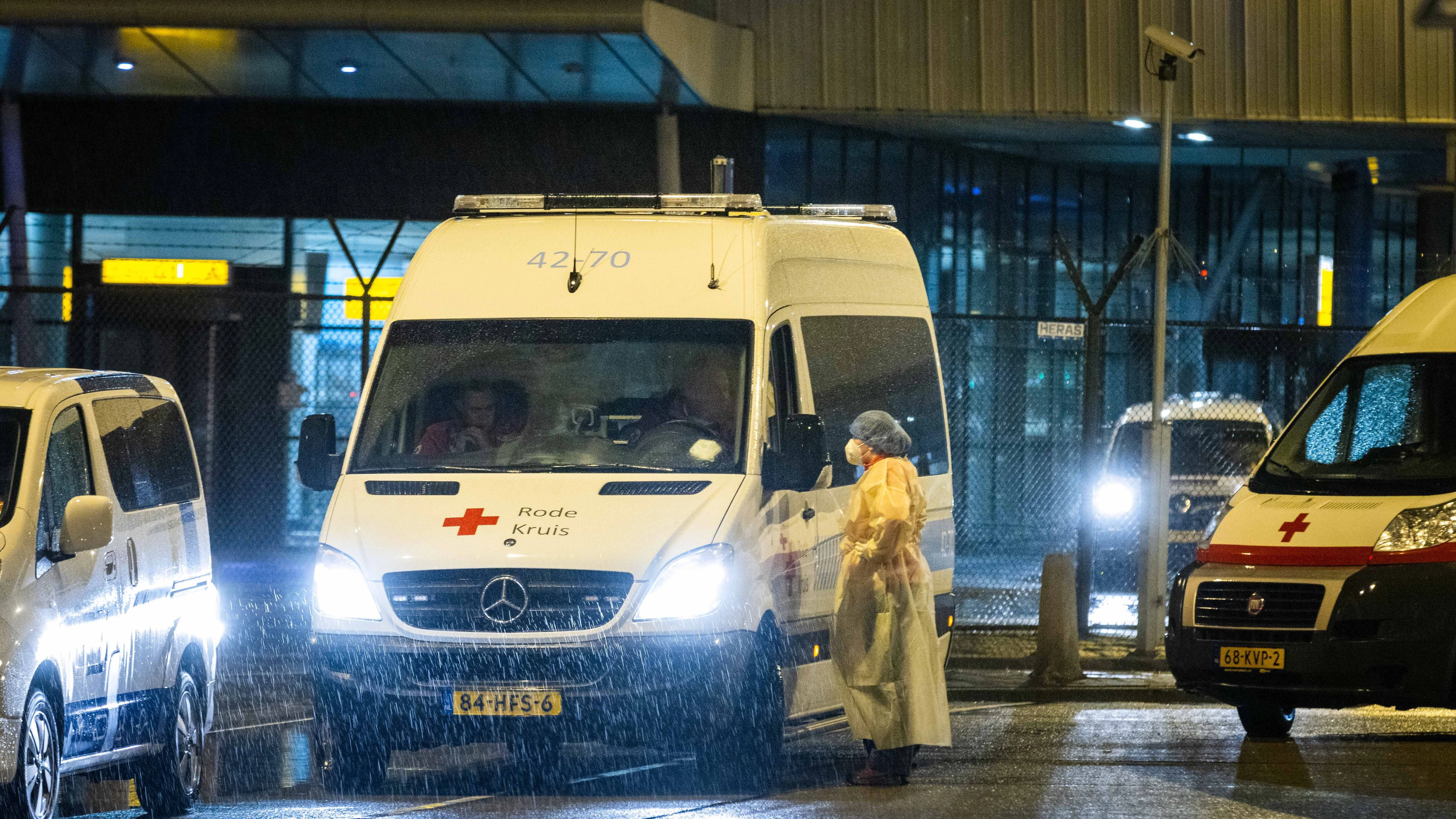 Sanitarios trabajando en el aeropuerto Schiphol de Ámsterdam