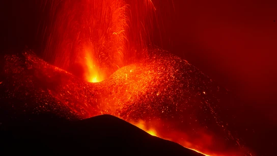 El volcán de La Palma, a pleno rendimiento durante la noche El volcán de La Palma, a pleno rendimiento durante la noche