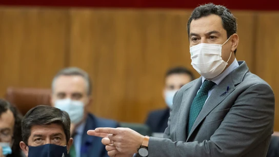 El presidente de la Junta, Juanma Moreno, durante una Sesión de Control en el Parlamento andaluz El presidente de la Junta, Juanma Moreno, durante una Sesión de Control en el Parlamento andaluz