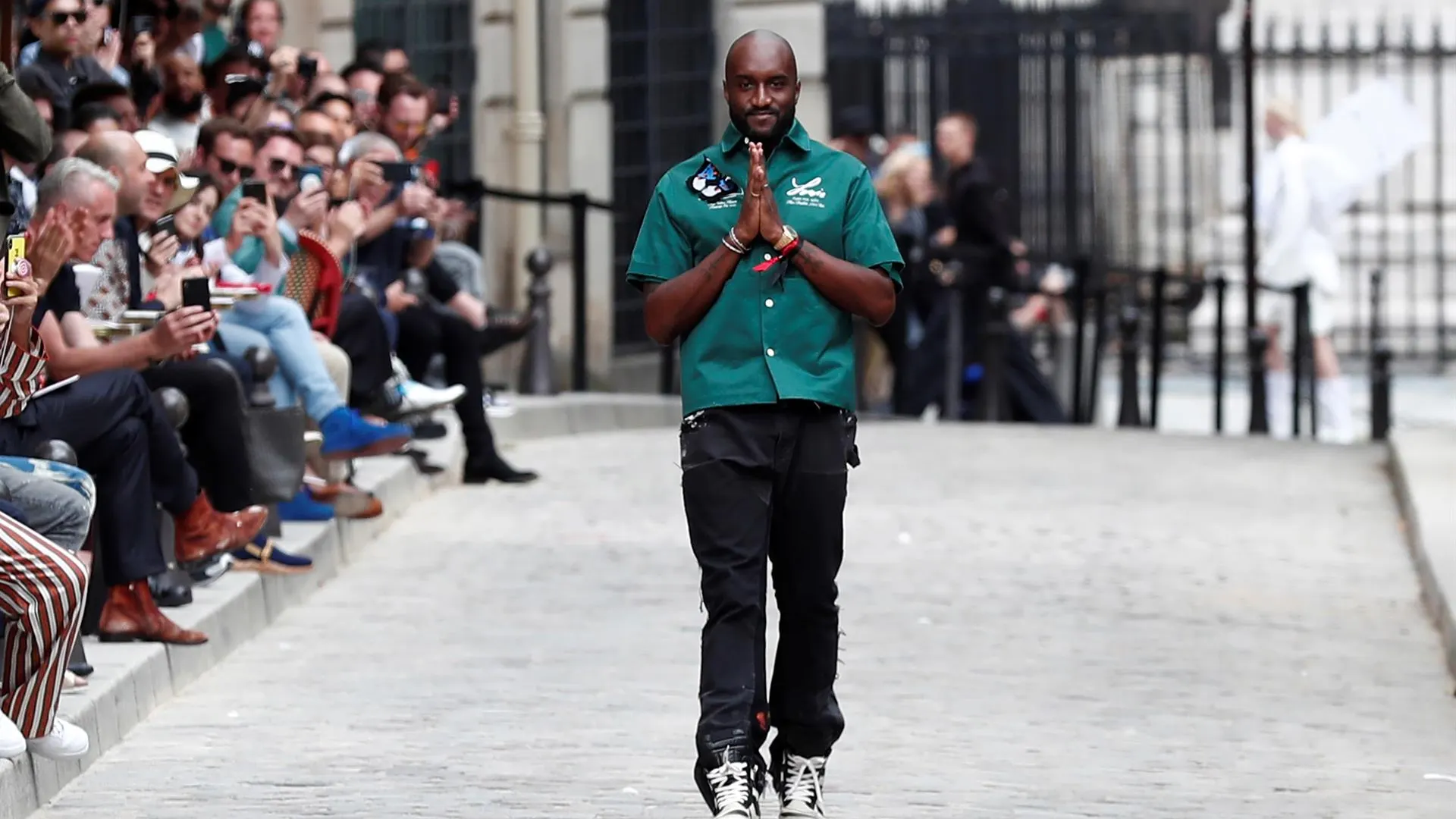 El diseñador ghanés-estadounidense Virgil Abloh tras la presentación de su colección masculina Primavera / Verano 2020 para Louis Vuitton en París