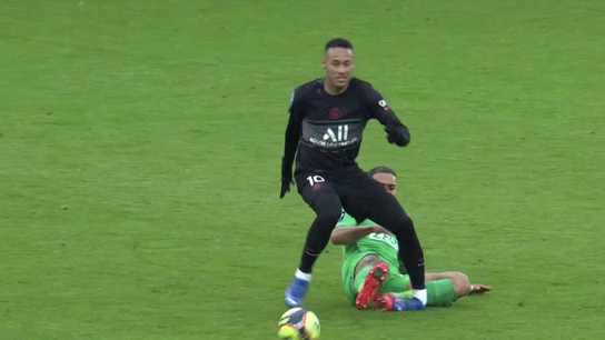 El tobillo de Neymar, completamente doblado El tobillo de Neymar, completamente doblado
