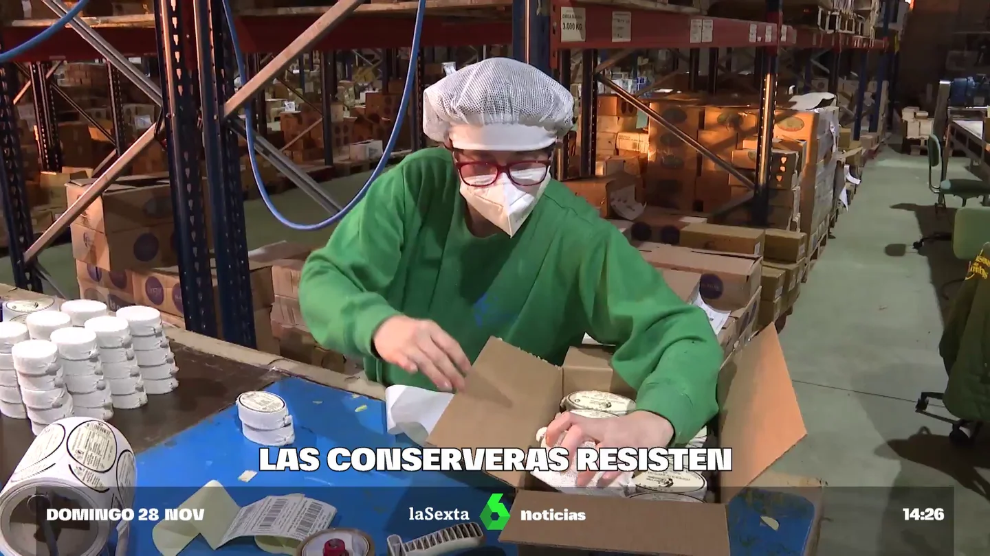 Imagen de una mujer trabajando en una conservera Imagen de una mujer trabajando en una conservera
