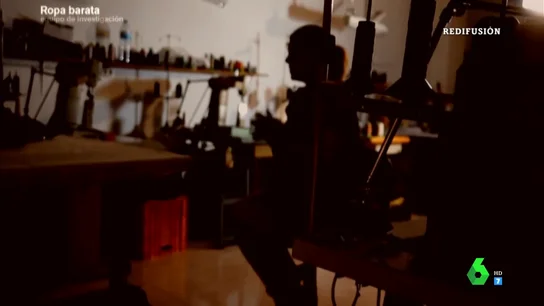 Una empresaria textil admite que tiene a sus trabajadoras sin contrato: "Sé que estoy cometiendo una ilegalidad y ellas también" En este vídeo, que ahora recupera Equipo de Investigación, el programa entrevistaba a una empresaria del calzado que afirmaba que el abaratamiento de la ropa le ha llevado a tener trabajadoras sin contrato.
