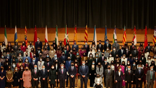 El rey Felipe VI (c) durante la foto de familia tras el acto de entrega de los despachos a los 188 integrantes de la 70ª promoción de jueces El rey Felipe VI (c) durante la foto de familia tras el acto de entrega de los despachos a los 188 integrantes de la 70ª promoción de jueces
