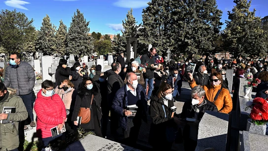 Centenares de lectores se congregan para despedir a Almudena Grandes. Centenares de lectores se congregan para despedir a Almudena Grandes.