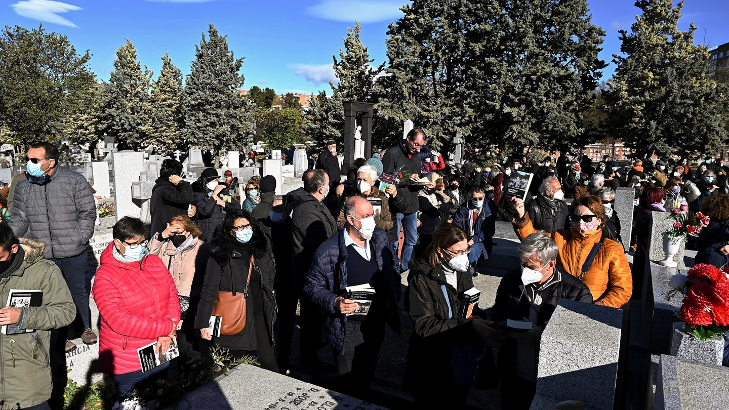 Centenares de lectores se congregan para despedir a Almudena Grandes. Centenares de lectores se congregan para despedir a Almudena Grandes.